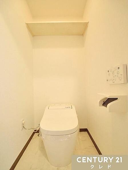 快適性と衛生面を兼ね備えたウォシュレット機能付きトイレ。壁収納を備えており、ペーパー類や小物もスッキリ収納できます。