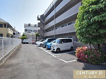 敷地内駐車場あり。空きの場所や車サイズの制限もありますので、ご希望の場合はお気軽にご確認くださいませ。