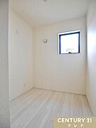 【多目的ルーム】収納としてはもちろん、テレワークや書斎・趣味の部屋など、自分だけの特別な空間に。ライフスタイルに合わせて多目的に活用できます。