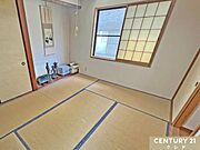 【和室6帖】客間や寝室としても使える1階和室。掛け軸や生け花を飾って季節の移ろいを楽しめる、床の間を備えています。※残置物をCG加工により除去しています。