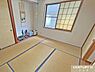 和室：【和室6帖】客間や寝室としても使える1階和室。掛け軸や生け花を飾って季節の移ろいを楽しめる、床の間を備えています。※残置物をCG加工により除去しています。