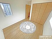 【洋室5帖】落ち着いた色合いのナチュラル空間で子供部屋におすすめです。シンプルな洋室はお子様が成長しても長くお使いいただけます。
