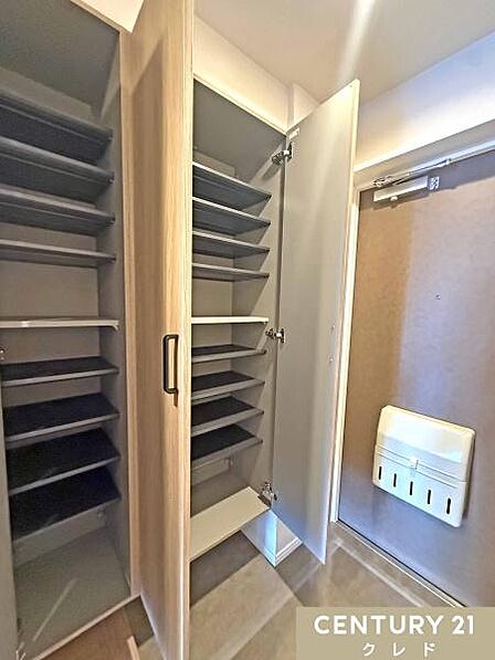 玄関にある収納は、家族分の靴もスッキリ収納。足元のおしゃれを楽しみたい人にもおすすめの大容量タイプ。生活動線にゆとりを生み出します。