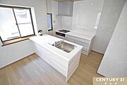 手前にシンク、奥にコンロを配したセパレートキッチン。キッチンは大人2人が並んでもゆとりのある広さで、毎日の家事の時間も快適に。お子さまの「やってみたい！」にも、笑顔で応えたくなる空間です。