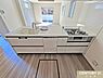 キッチン：リビングで遊ぶお子さまを見守りながら調理ができる、安心の対面式キッチン。清潔感あふれる空間で、毎日の家事も楽しくなりそうです。