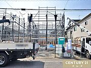 基礎が完成し、足場が取り付けられていました。まもなく建物の骨組みとなる木工事が始まります。