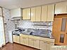キッチン：収納豊富なキッチンは動線にゆとりを作り、住空間を広く確保。キッチンツールなどもすっきりと収納することができ毎日のお料理やお掃除も快適に行うことができます。