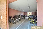 【駐輪場】通勤・通学など自転車をお使いのご家族も駐輪場をご利用いただけます。屋根の付いた駐輪スペースは雨などによる錆から自転車を守ります。