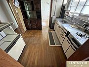 独立したキッチンは、料理中の煙・匂いが他の部屋に広がりにくい造り。収納個所も豊富にあります。※一部CGによる残置物撤去を行っています