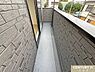バルコニー：朝起きてカーテンを開けると、朝の陽射しで気持ちよく一日のスタートが切れる北東向きのバルコニー。朝に洗濯をすれば、午前中の日差しでしっかり乾燥できます。