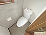 トイレ：使い勝手の良い温水洗浄便座に、手洗い一体型タンクを備えたトイレに交換。窓付きで明るく、換気もしやすい空間で、日常的に清潔を保てます。
