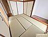 和室：【1階和室6帖】布団や季節物をすっきりしまえる大容量の押入れを完備。隣には掛け軸やお花、インテリアを楽しめる床の間も備え、和の風情を感じながら空間を広々とお使いいただけます。