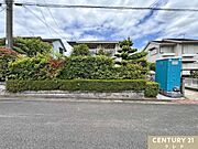 桜山小学校まで徒歩9分、白山中学校まで徒歩10分でお子様の通学も安心。周辺は小さなお子様がいるご家庭でものびのびと安心してお過ごしいただける、閑静な住宅街となっています。
