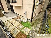 敷地内にはちょっとしたお庭付き。外水栓も備わっており、ガーデニングや家庭菜園を気軽に楽しめます。