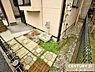 その他：敷地内にはちょっとしたお庭付き。外水栓も備わっており、ガーデニングや家庭菜園を気軽に楽しめます。
