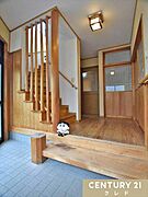 木の温もりに包まれたゆとりある玄関ホール。手すりが空間をやさしく仕切りながらも視線を遮らず、奥まで見通せる伸びやかな印象です。