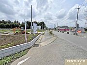 敷地40坪以上のゆとりある全11区画。商業施設が身近に揃い、毎日のお買い物にも便利な住環境。新生活を始める子育てファミリーにもおすすめの立地です。