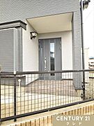 広々とした玄関アプローチと屋根付きポーチで、毎日の出入りがスムーズ。雨の日も安心して利用できます。