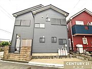 並列2台駐車可能なカースペースに加え、さらに1台分を確保した計3台駐車可能な住まい（車種による）複数台所有のご家庭や来客時にも便利なゆとりある敷地です。