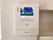 【TVモニター付きインターホン】女性の一人暮らしや高齢者世帯も安心の防犯設備。手が離せない状況でもモニター越しに来訪者を確認。ドアを開ける前に来訪者の顔を映像で確認できます。
