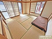 【リフォーム前写真】独立した1階和室8帖。くつろぐスペース、客間など多目的に活用できます。収納付きで日常使いもすっきり！