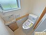トイレ：トイレ新規交換！肌への負担に配慮し、快適な生活をサポートする温水洗浄機能付きトイレ。手洗器付きトイレで、来客時も安心。