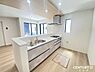 キッチン：収納豊富なシステムキッチンは動線にゆとりを作り、住空間を広く確保。キッチンツールなどもすっきりと収納することができ毎日のお料理やお掃除も快適に行うことができます。
