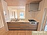 キッチン：収納豊富なシステムキッチンは動線にゆとりを作り、住空間を広く確保。3口コンロや家事の時短に大活躍の食洗機など、家事をサポートする設備も充実しています。