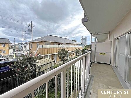 バルコニーからは広々とした青空を眺めることができます。陽当りの良い住宅街なので家事や勉強の合間にほっと一息つくことができます。