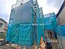 その他：上棟し、シートが施工されました。建物の全体像が見えてきました。完成に向けて着々と建築が進んでいます。