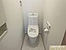 トイレ：窓から自然光が入り、明るく爽やかな印象のトイレです。温水洗浄便座付きで毎日快適。お手入れもしやすく、清潔な状態を保ちやすいのも魅力です。