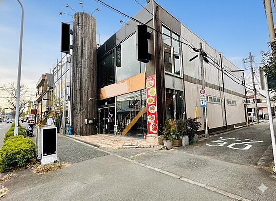 通り沿いに建つ...