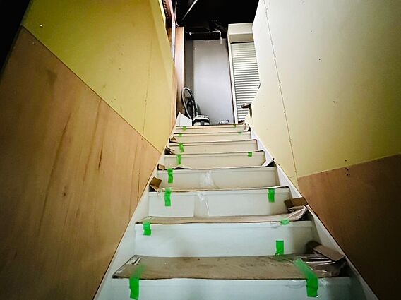 手すり付きの屋...