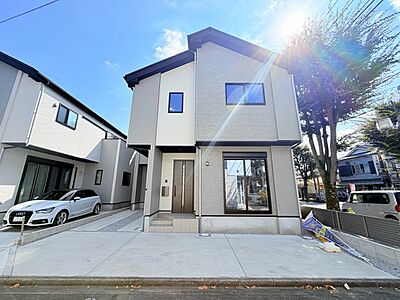 外観:駐車スペース付きの2階建て住宅外観 外観:駐車スペース付きの2階建て住宅外観