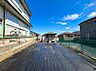 外観：住宅に囲まれた舗装道路と周辺の街並み