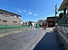 外観：住宅街の道路と周辺の建物