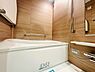 浴室：木目調の壁面と浴槽を備えた浴室