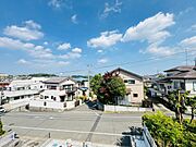 バルコニーからは建物に邪魔されない、広々とした青空が臨めます