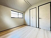 窓のある落ち着いた雰囲気のお部屋