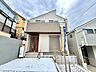外観：白い外壁の2階建て住宅と前面道路