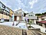 外観：白い外壁の戸建て住宅と前面道路