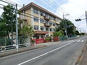八王子市立椚田小学校　距離約700m