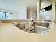 キッチンで場所を取らない、一体型浄水器を完備使い勝手の良いシングルレバー水栓