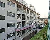 横浜市立名瀬小学校　距離約450m