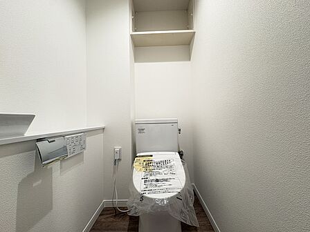 シンプルなデザインのトイレ室内の様子です
