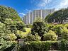 外観：緑豊かな庭と高層マンションの眺望が特徴です