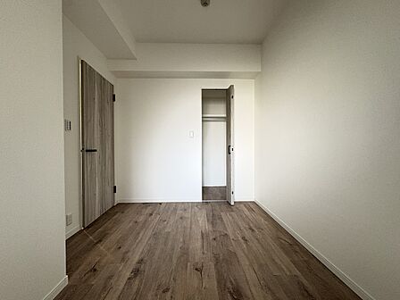 白壁と木目床のシンプルな洋室
