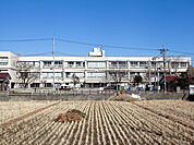 稲城市立稲城第六小学校　距離約600m