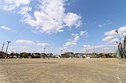 小山スポーツ広場まで約450m
