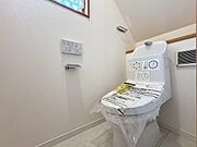 トイレには快適な温水洗浄便座付